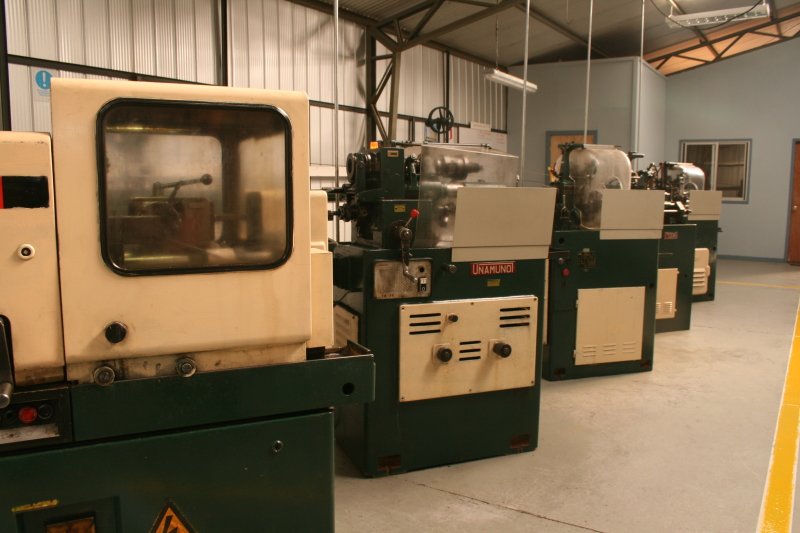 Fila de tornos automáticos de levas